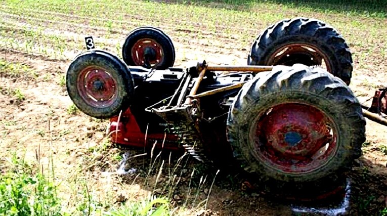U prevrtanju traktora kod Požege poginuo 65-godišnji čovjek, objavljeni detalji
