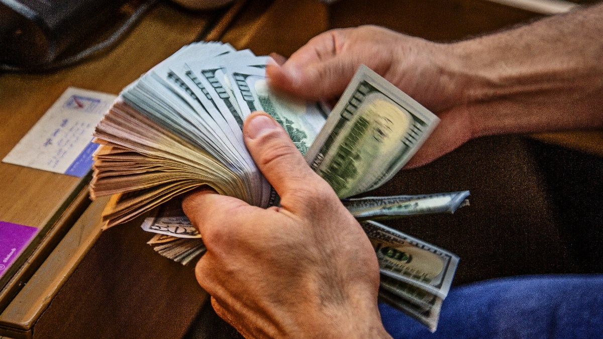 Dolar blago oslabio