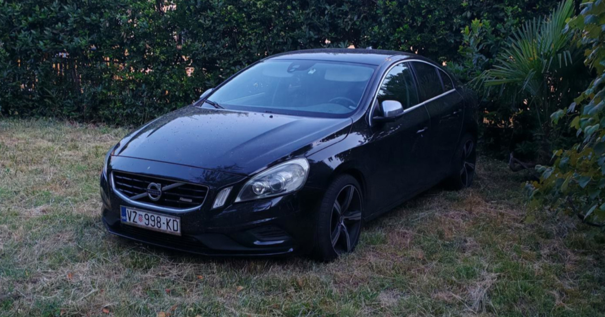 Ovaj Volvo S60 ima AWD, R-design i 2.4-litreni bi-turbo motor. Prodaje se