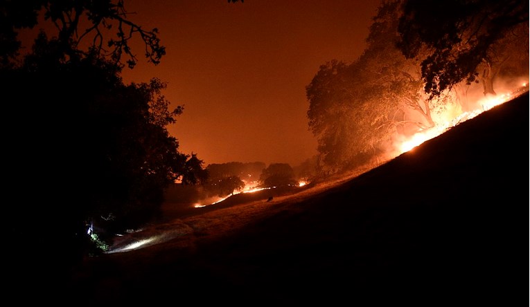 Golemi požar nastavlja harati Kalifornijom, progutao je grad
