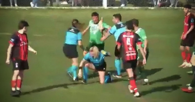 VIDEO Igrač u Argentini sutkinju s leđa udario šakom u glavu. Odmah je uhićen