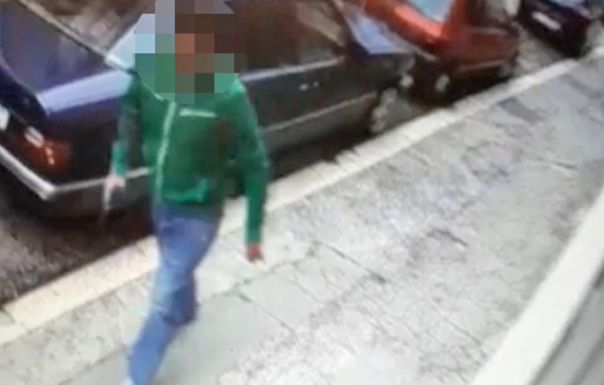 Bos sa zračnim pištoljem u ruci bauljao Splitom, snimka se širi Fejsom