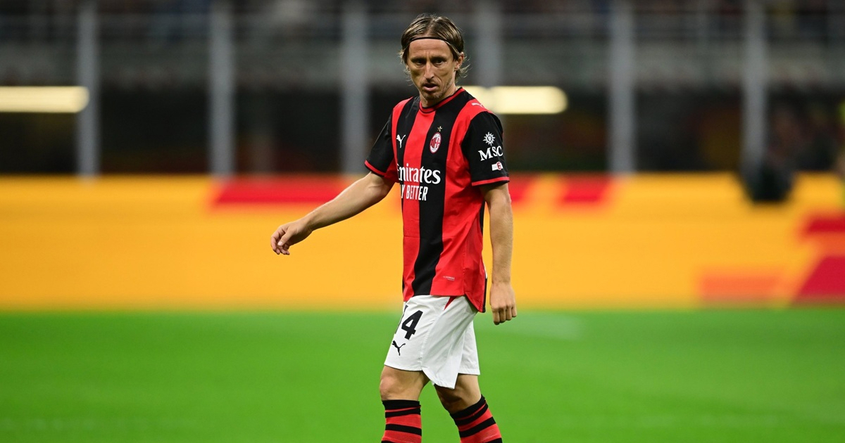 Modrić je krenuo iz igre. Počela je pjesma koja se pjevala Maradoni