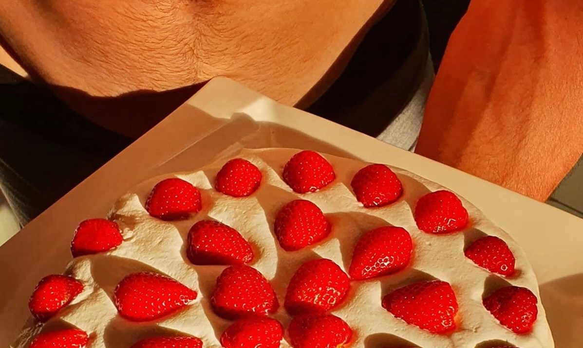 Goga objavila fotku muškarca, gledatelji tvrde: To je Adam, drži tortu polugol