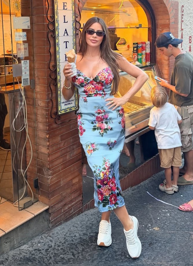 Sofia Vergara ponovno oduševila u Italiji, ovoga puta u pripijenoj cvjetnoj haljini