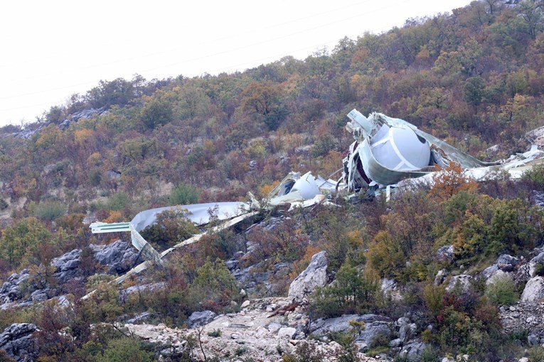 VIDEO Olujni vjetar srušio vjetrenjaču u zaleđu Splita