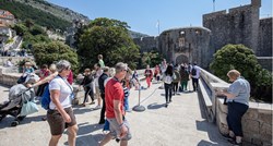U Dubrovniku se potuklo više ljudi, jedna osoba pala sa zida. Teško je ozlijeđena