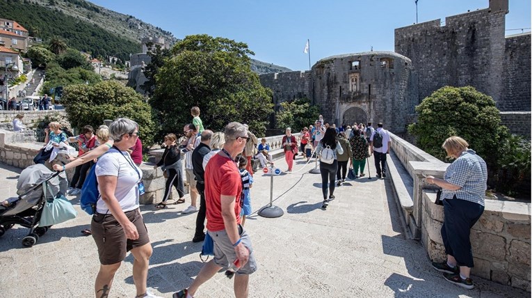 U Dubrovniku se potuklo više ljudi, jedna osoba pala sa zida. Teško je ozlijeđena