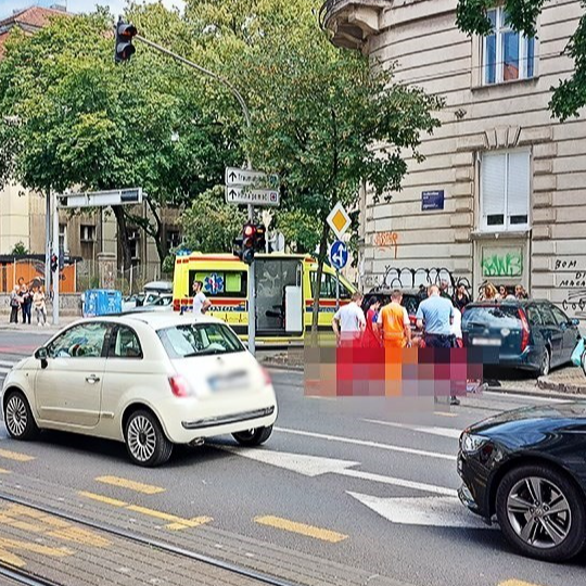 Kotačem bicikla upao u utor tramvajske tračnice i pao. Preminuo je na mjestu