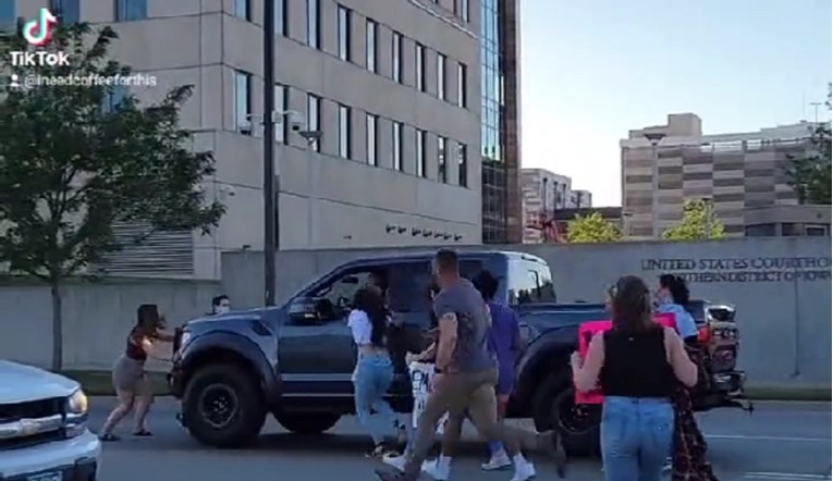 Vozač se zaletio na prosvjednike za pravo na pobačaj u Iowi, jedna osoba ozlijeđena