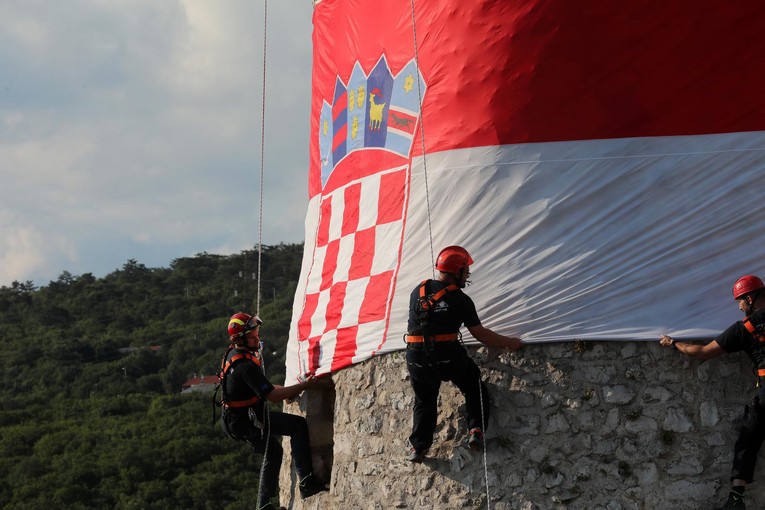 Dan pobjede u Rijeci: 222 baklje na Krčkom mostu u čast poginulih branitelja PGŽ-a