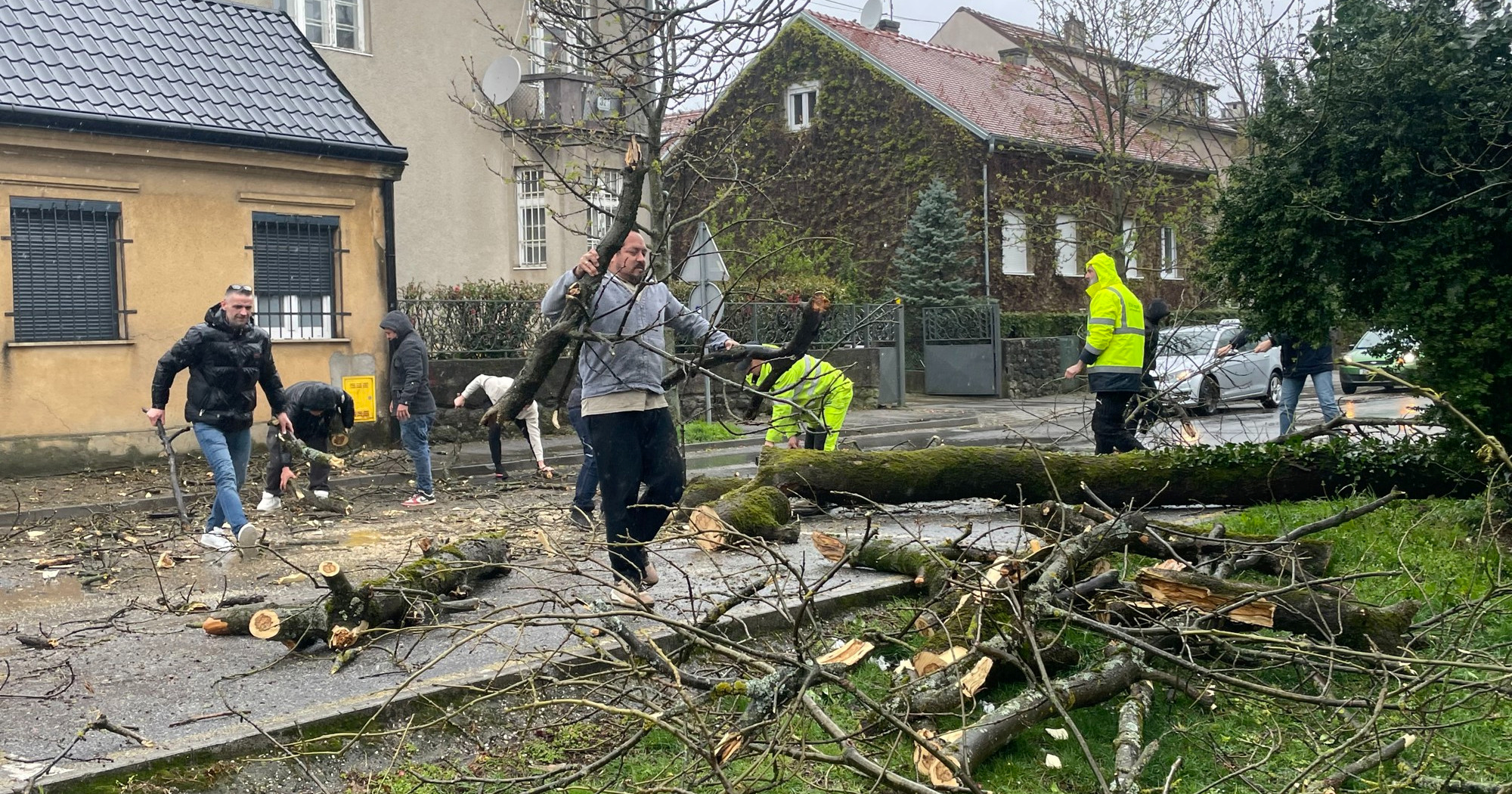 FOTO Ljudi u zagrebačkoj Jurjevskoj ulici izašli iz auta i sami očistili cestu
