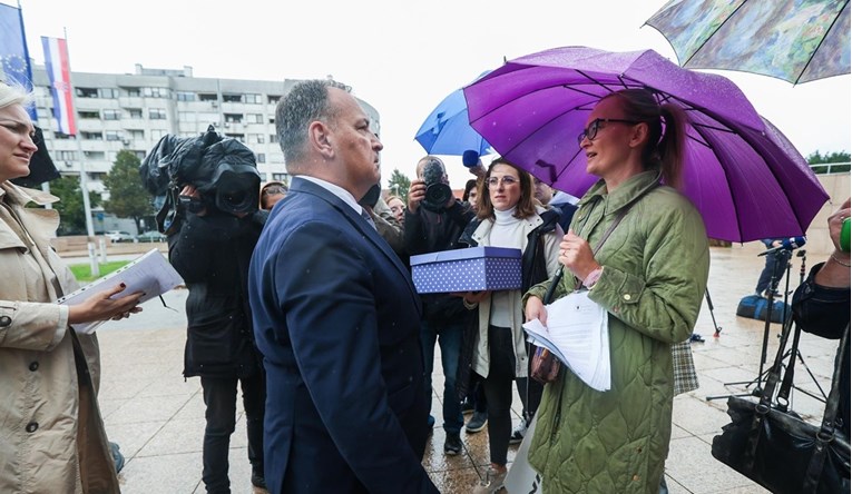 Beroš se oglasio nakon što su ga dočekali roditelji bolesne djece prije vlade