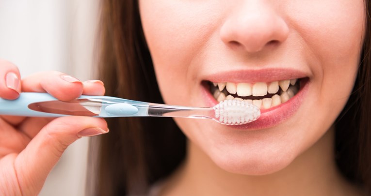 Prva pomoć kod problema sa zubima: Kako smanjiti bolove i ublažiti problem kod kuće?