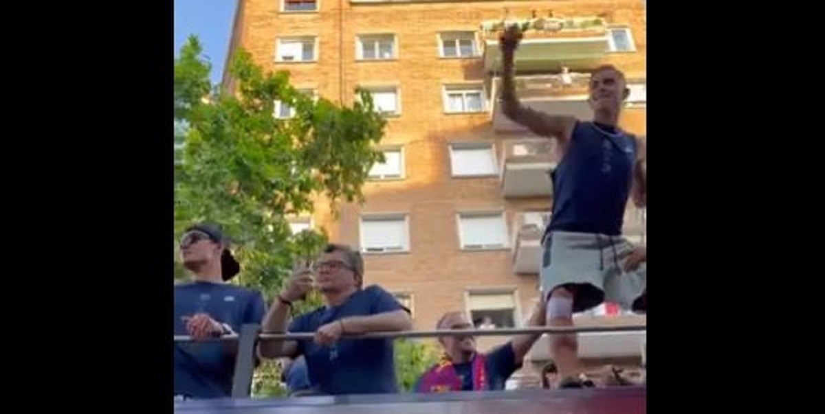 Flick oduševio navijače Barce. Pogledajte što je radio dok je mladi as visio s busa