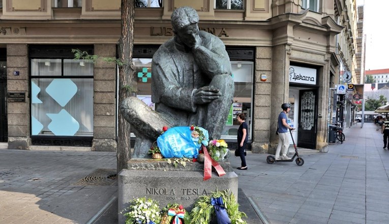 FOTO Ovako je jutros izgledao spomenik Tesli u centru Zagreba