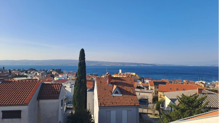 Za 185.000 eura prodaje se namješten stan u Selcu udaljen 350 m od mora