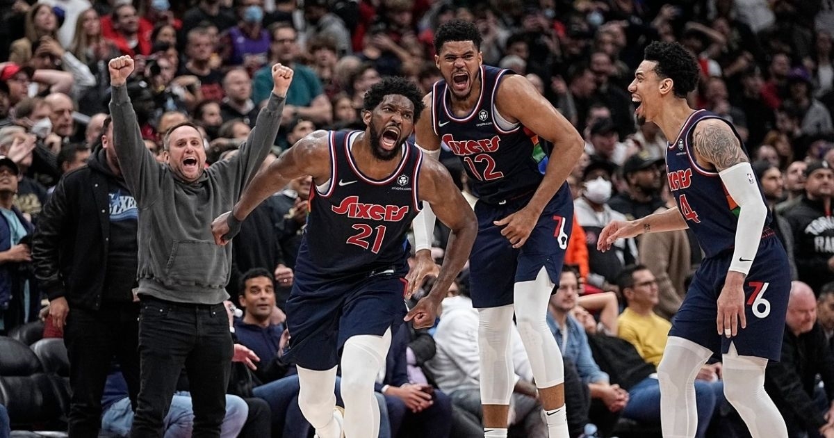 VIDEO Embiid tricom u zadnjoj sekundi produžetka odveo Sixerse do vodstva 3:0
