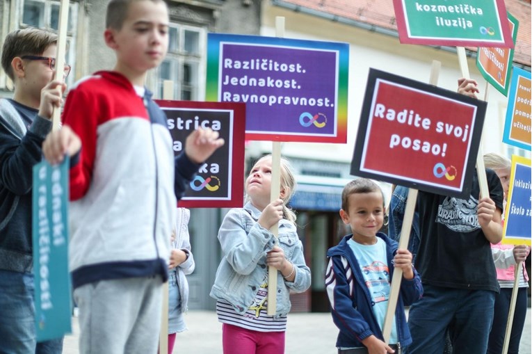 VIDEO U Zagrebu prosvjedovali pomoćnici u nastavi: "Mi smo djeci sve"