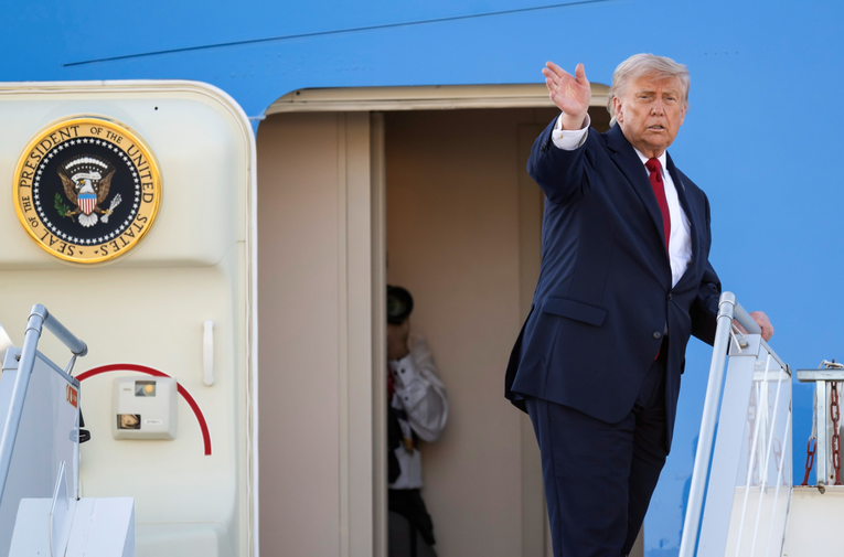 Trump potvrdio tajnu zamjenu aviona. Iskrao se vozilom za dostavu hrane