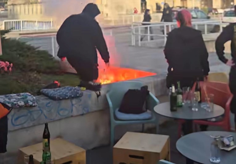 VIDEO Mladići u crnom bacili baklje na sudionike antifašističkog marša pa pobjegli