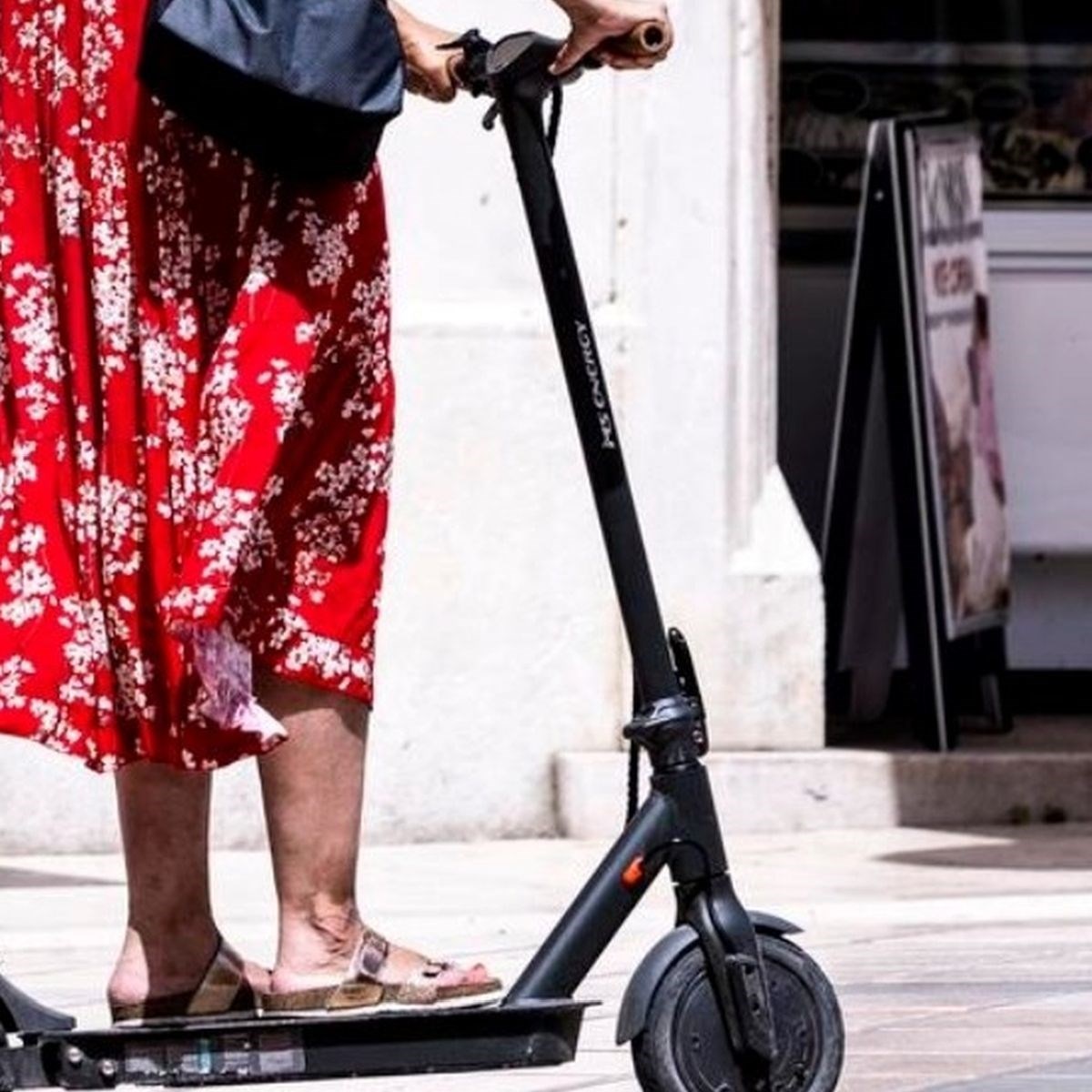 Žena (70) pala s električnog romobila i teško se ozlijedila, vozila je po kolniku