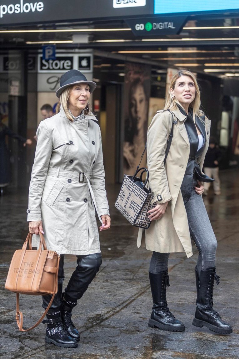 Mirta Šurjak s majkom Nadom prošetala zagrebačkom špicom, modno su se uskladile