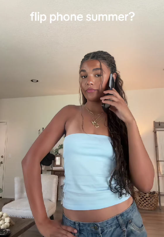 "Ljeto preklopnih mobitela": Zašto generacija Z sve više odbacuje pametne telefone?