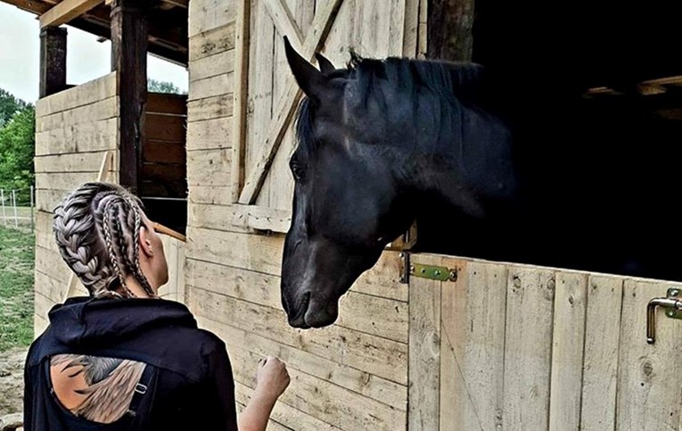 Kobila Zita spašena od mesnice, sad živi sretno kraj Osijeka i voli konja Peru