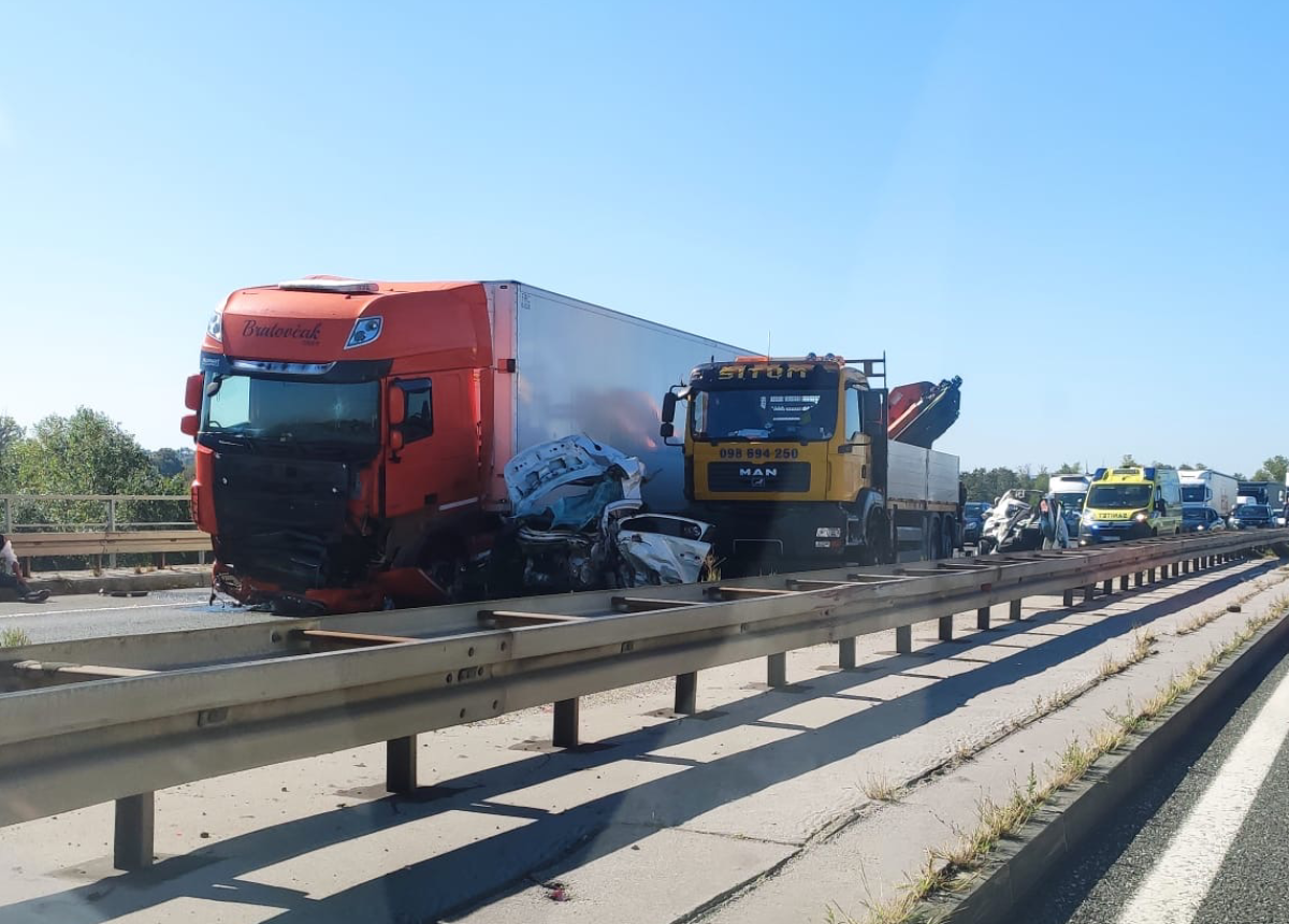 FOTO Teška prometna na zagrebačkoj obilaznici, auto je potpuno smrskan