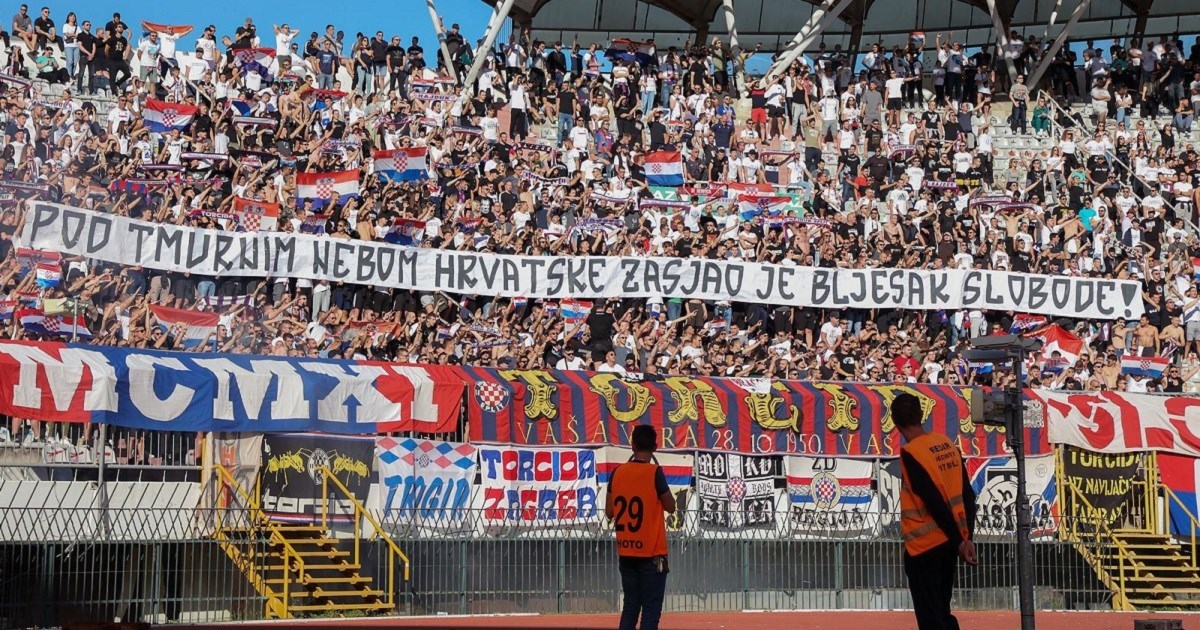 Torcida razvila poruku na tribinama i zapjevala: Kiša pada, Srbija propada