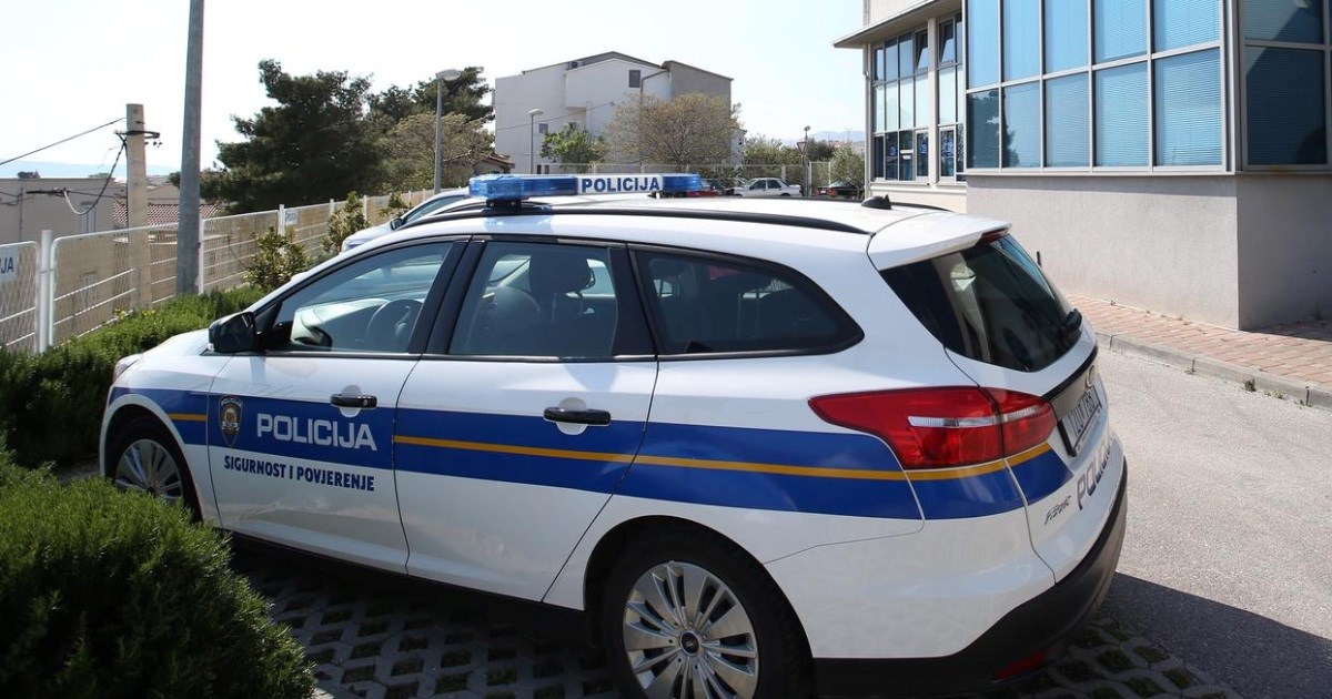 U Baškoj Vodi od muškarca tražio novac pa mu slomio prste