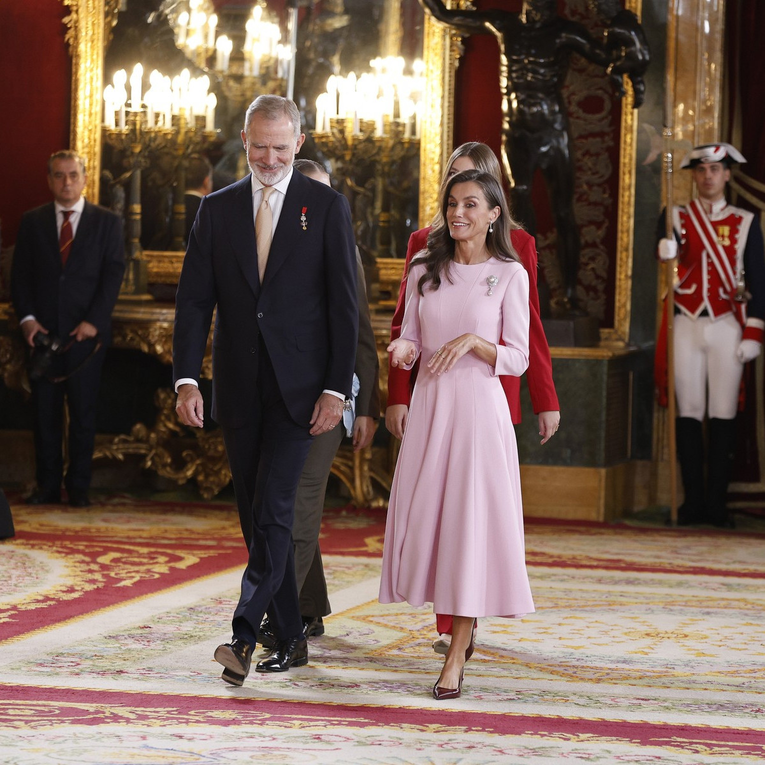 Kraljica Letizia na vojnoj paradi pokazala kako izgleda jednostavna elegancija