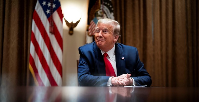 Trump inzistirao da se na čekove pomoći Amerikancima napiše njegovo ime