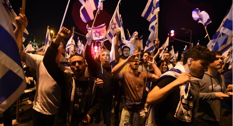 Netanyahu odgodio reformu, Izraelci i dalje prosvjeduju. Desničari napali Palestince
