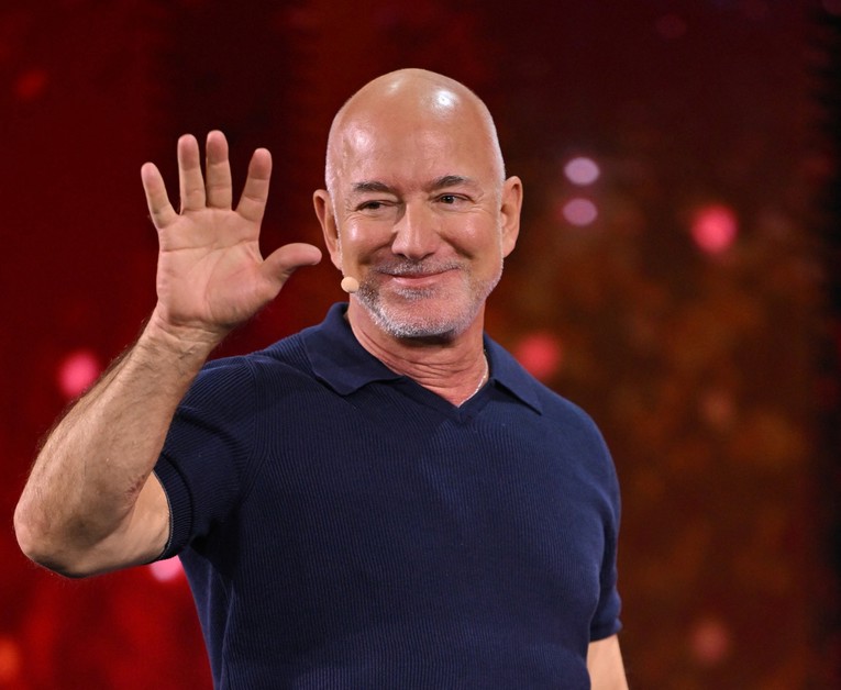 Bezos: AI vam neće uzeti poslove, stvorit će manjak radnika