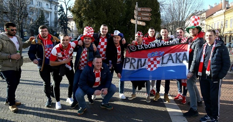 Hrvatski navijači pred utakmicu sa Srbijom nose šal na kojem piše "Za dom spremni"