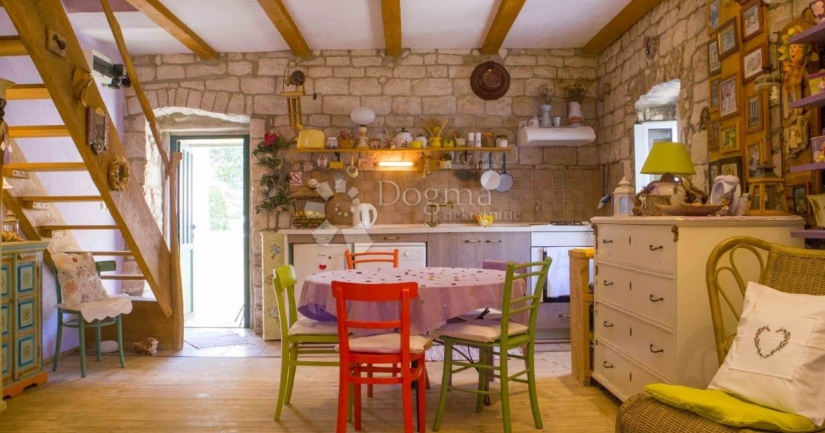 Top oglasi za nekretnine: Povijesna kamena kuća na Visu - spoj tradicije i modernog življenja