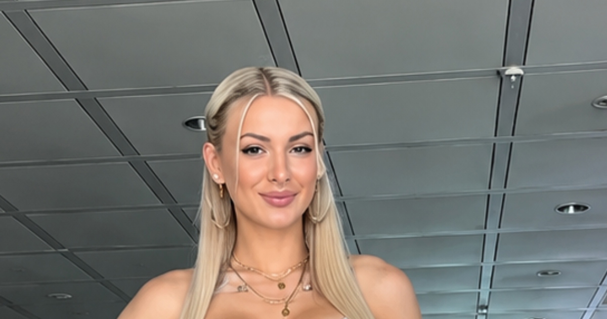 Influencerica kojoj su na ukrcaju na let rekli da je gola: Je li ovaj outfit okej?