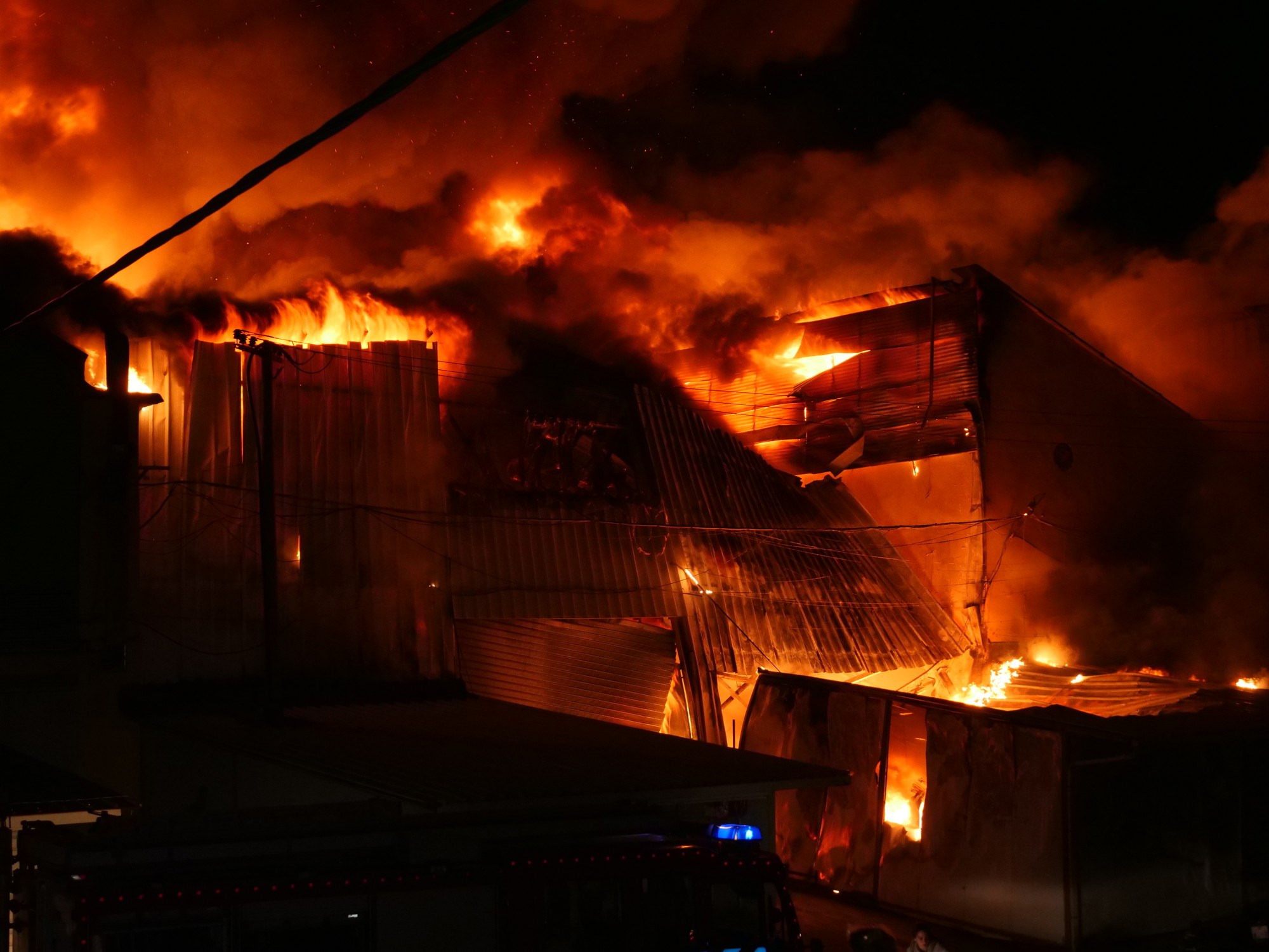 FOTO Golemi požar skladišta na tržnici u glavnom gradu Albanije
