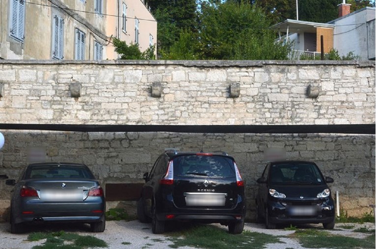 Pulski franjevci milodarom naplaćuju mjesto na ilegalnom parkingu, bez računa