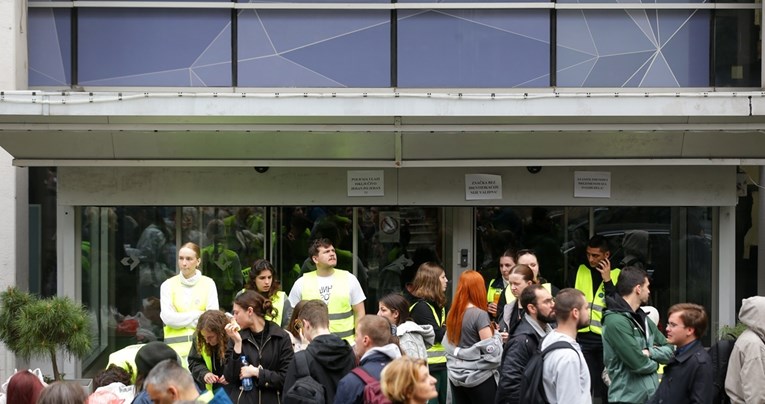 Studenti i dalje blokiraju RTS. Policajci ih potisnuli od zgrade vojvođanske TV