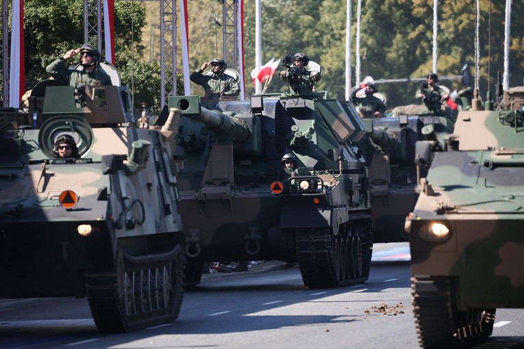 Poljska pokazala svoje novo oružje. Tenkovi prošli Varšavom, avioni nadlijetali grad
