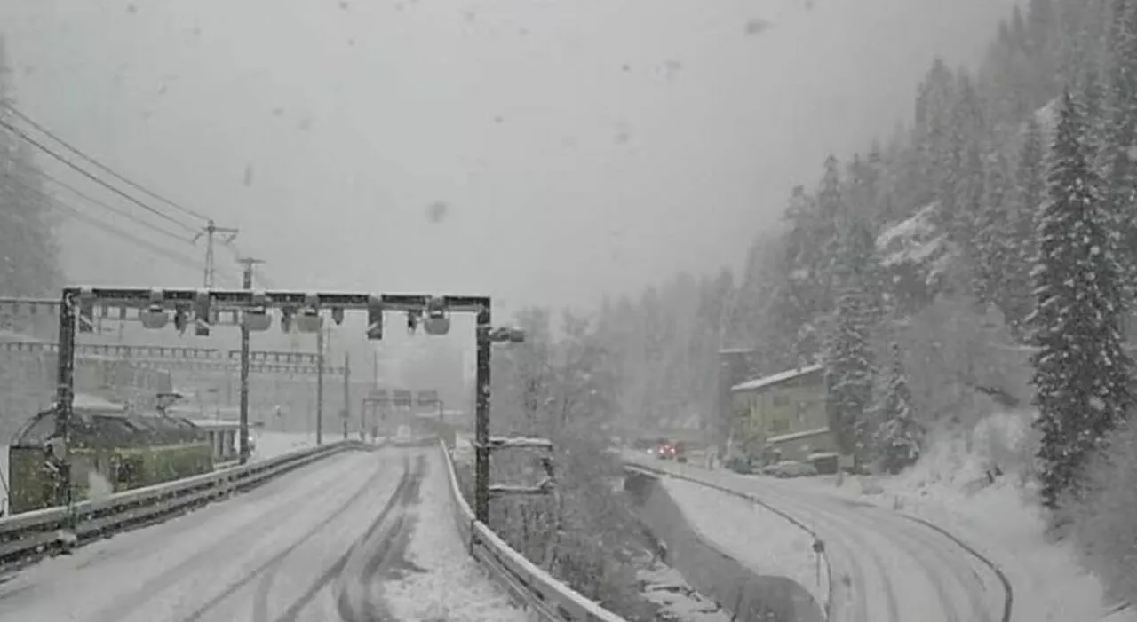 Lavina udarila u vlak u Švicarskoj, iskočio iz tračnica. Ima ozlijeđenih