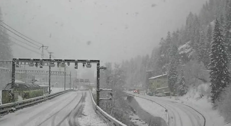 Lavina udarila u vlak u Švicarskoj, iskočio iz tračnica. Ima ozlijeđenih