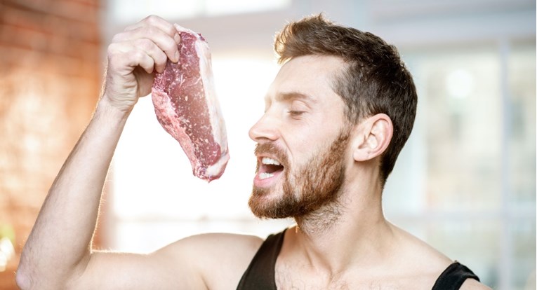 Jedenje previše crvenog mesa moglo bi ubrzati starenje