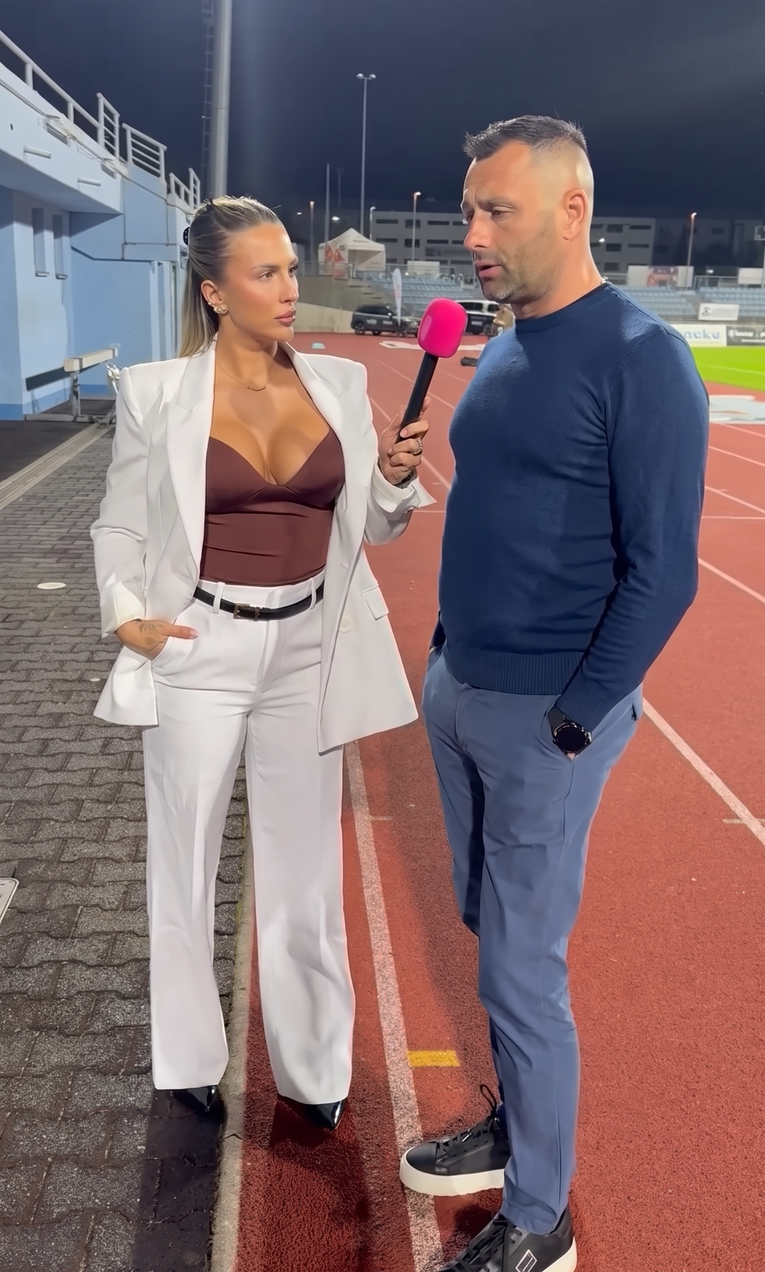Novinarka s dekolteom stala pred trenera: Gledao je u sve, samo ne u nju 😅