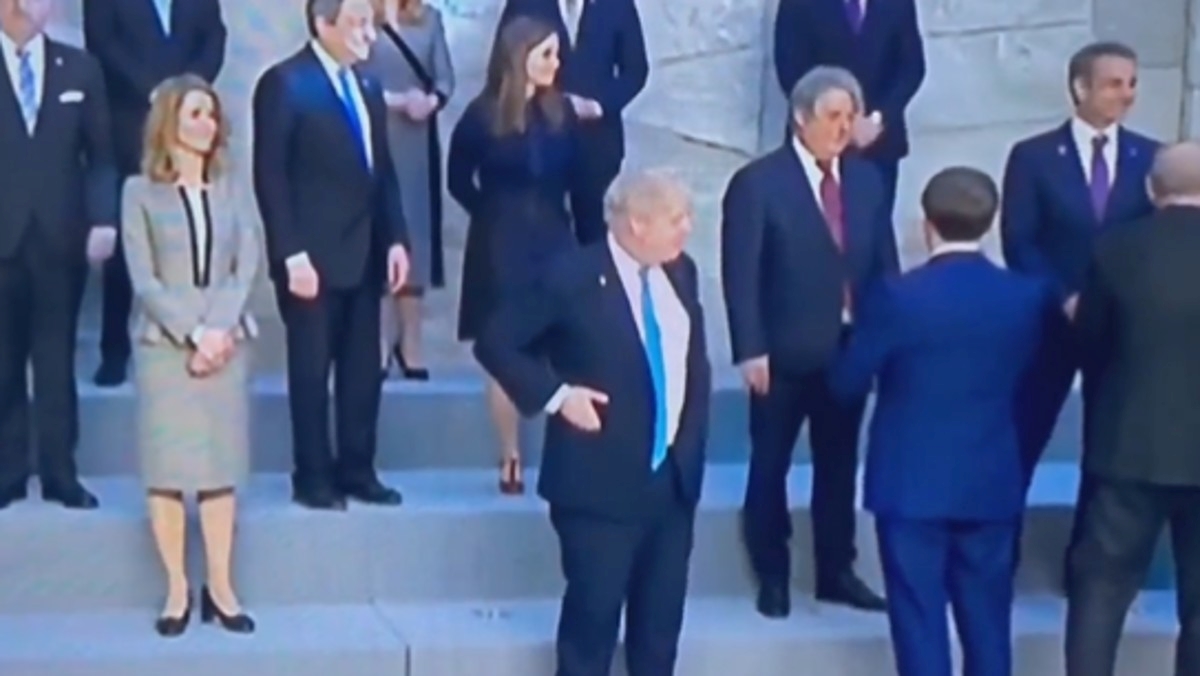 Johnson sam stajao s rukama u džepovima dok su se ostali državnici oko njega družili