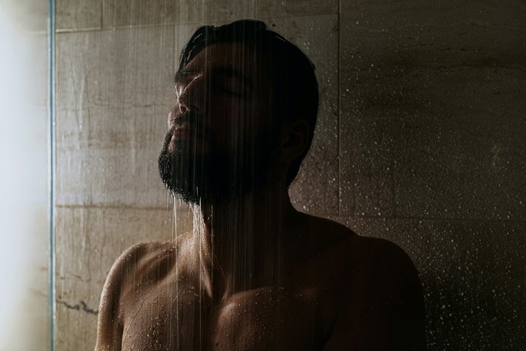 Tuširanje ujutro ili navečer? Znanost ima jasan odgovor