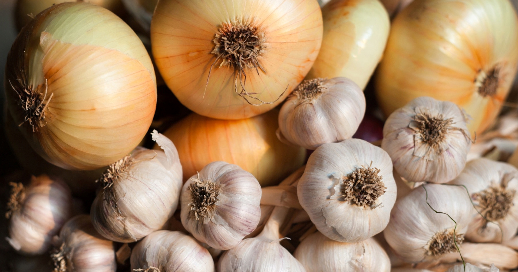 Trik s papirnatom vrećicom: Kako da luk i češnjak ostanu svježi tjednima?